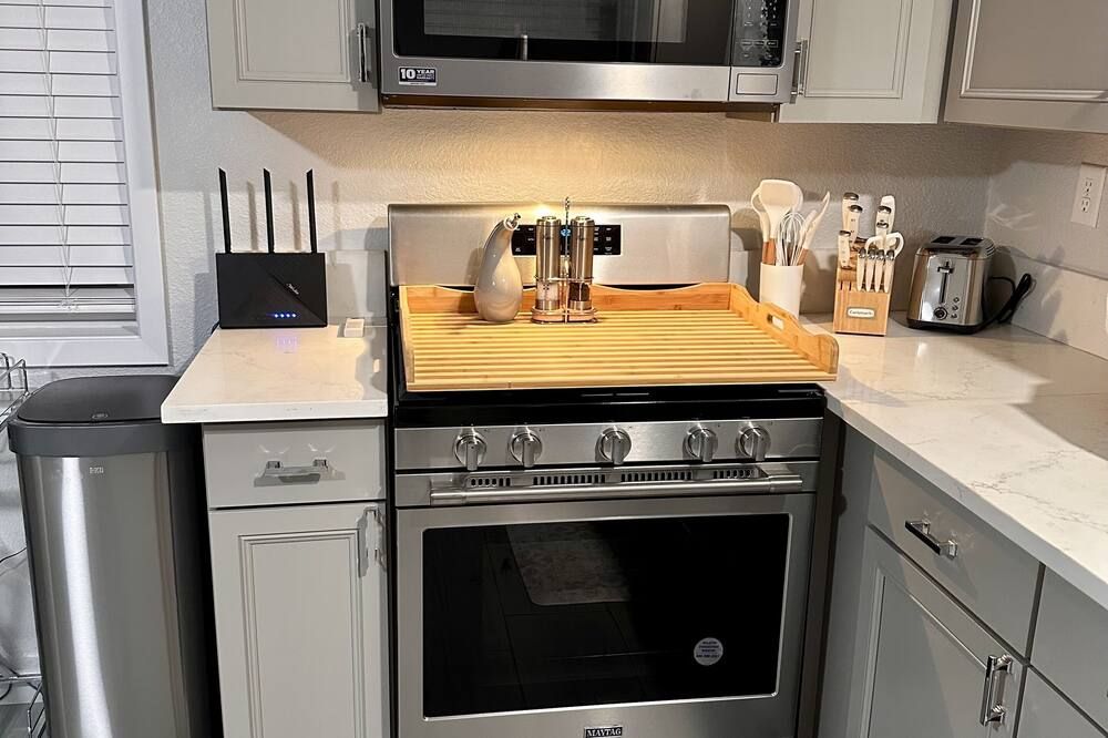 New, Fun-Size Benbow House! - Garberville - Keuken
