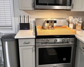 New, Fun-Size Benbow House! - Garberville - Keuken