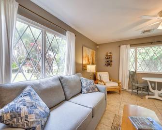 Quaint and Dreamy Mt Dora Cottage Close to Lake - Mount Dora - Living room