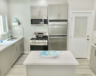 New Beach & Bay Retreat Full of Amenities! - Long Beach - Küche