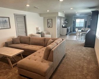Charming 2-bedroom basement apartment with WiFi, AC in lovely Stansbury Park - Stansbury Park - Living room
