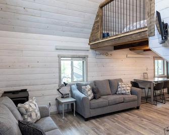 Adorable renovated Milk barn along Henry’s Fork of the Snake River. - Saint Anthony - Sala de estar