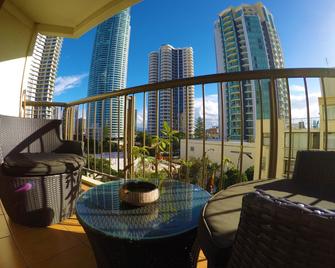 Erika's Oceanview Holiday Apartments - Surfers Paradise - Balkong