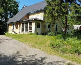 Norcross Cottage, quiet lakeside cottage in Maine moose country - Millinocket - Building