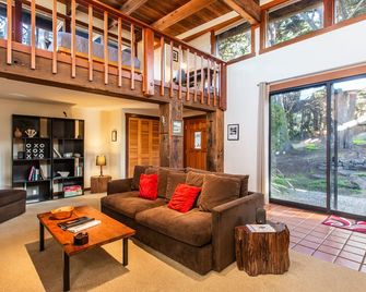 Chapman Point Cottage- lavish simplicity across the bay from Mendocino - Mendocino - Soggiorno
