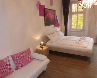 3 rooms, up to 7 persons, luxurious furnishings, \'Dahlia\' - Berlin - Schlafzimmer