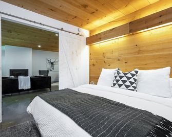 Luxury B & B 2 bdrm Chalet unit w/ private yard, hottub, walk to ski and village - The Blue Mountains - Chambre