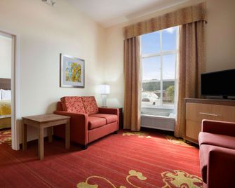 Days Inn & Suites by Wyndham Caldwell - Caldwell - Huiskamer
