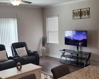 Cheerful home entire 3 bedroom with massage chair - Raleigh - Living room