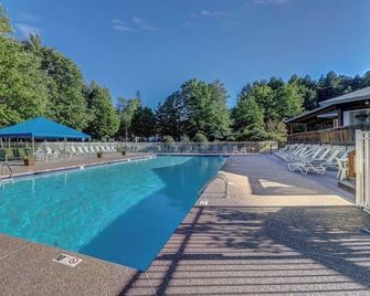 Lovely condo near skiing with 3 pools, sauna, fitness room & balcony - Warren - Pool