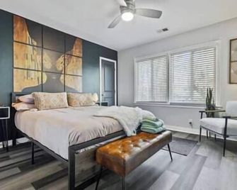 East Atlanta Retreat with 2 Homes Sleeps 16 and Pet Friendly - Decatur - Bedroom
