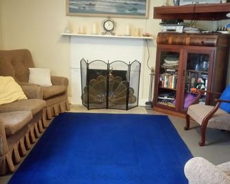 Kirazz Holiday Homes - Kingscote - Wohnzimmer