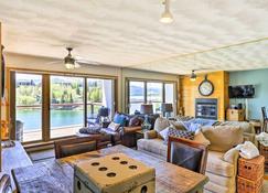 Remodeled Lakefront Dillon Condo -Mins to Keystone - Dillon - Living room