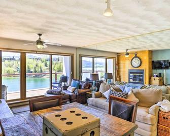 Lakefront Dillon Gem with Balcony 6 Mi to Keystone - Dillon - Living room