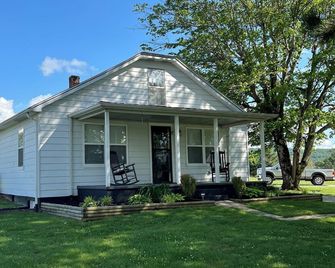 Cozy modern farmhouse w/ garage- Only 5 miles to Lake Cumberland! - Monticello - Edificio