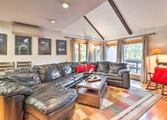 Fantastic Tannersville Townhome with Epic Views - Tannersville - Living room