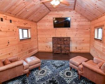 Turkey Ridge | unique & peaceful - Fayetteville - Living room