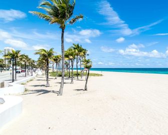 Holiday Inn Express & Suites Fort Lauderdale Airport South By IHG - Dania Beach - Strand