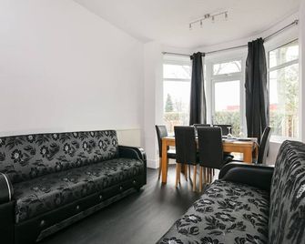 Shared Short Term South Manchester Accommodation - Manchester - Living room