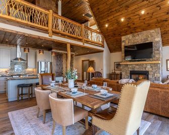 Casa Tres Cuervos - Luxury home in Eagles Nest, hot tub, gameroom - Banner Elk - Dining room