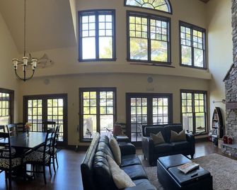 Private executive lakefront retreat - Camden - Wohnzimmer