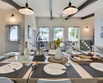 Cottage with water view and hot tub - Le pin blanc - Baie-Saint-Paul - Dining room