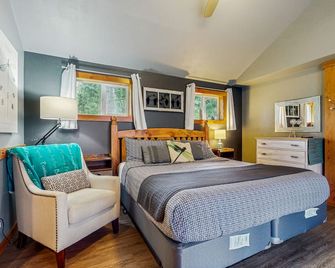 Secluded Whidbey Island cottage with woodland views, firepit & kitchenette - Freeland - Bedroom