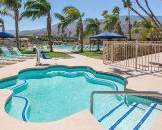 Days Inn by Wyndham Palm Springs - Palm Springs - Svømmebasseng