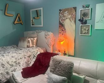 Charming 3-bedroom house with WiFi, AC in heart of dallas - דאלאס - חדר שינה