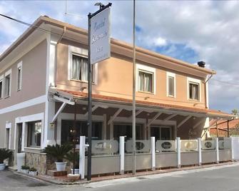 Enclà - Paestum - Edificio
