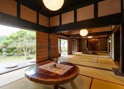 The Ninja Mansion - Toyota - Living room