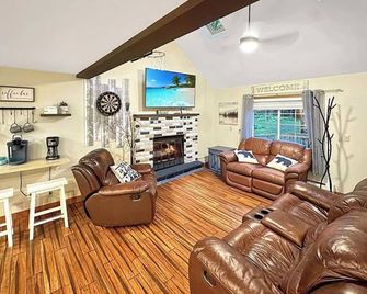 Charming Arrowhead Lake Retreat: A Serene Home with modern Amenities - Pocono Pines - Living room