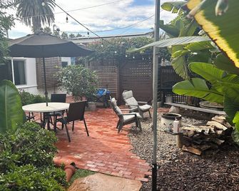 Beach & town 2 blocks away. Private. Families & dogs. Safe parking. - Carlsbad - Patio