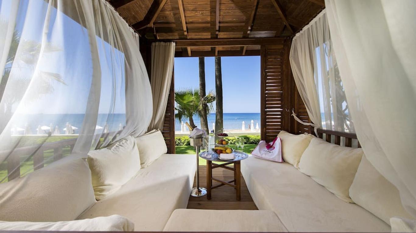 Acanthus Cennet Barut Collection