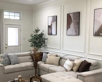 Luxurious Villa Mesquite 3bd 2ba With Pool - Mesquite - Living room