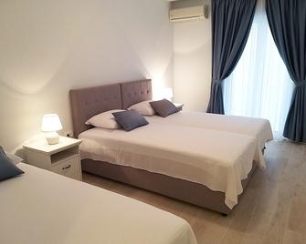 Venera Apartments - Budva - Bedroom