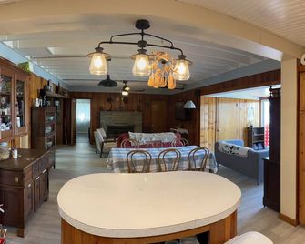 Rustic-chic cottage with fantastic lake access, 15 minutes to Ithaca - Ithaca - Restaurant