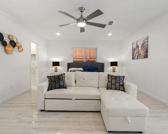 hot tub and Event Open Luxury Home Fits 16 plus - Dallas - Sala de estar