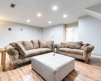 Fairburn Home w/ 2 Decks, Grill & Outdoor Dining! - Fairburn - Wohnzimmer
