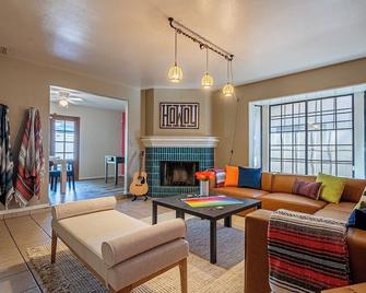 Cozy Winter Getaway Heated Pool l Family Friendly - Yuma - Living room