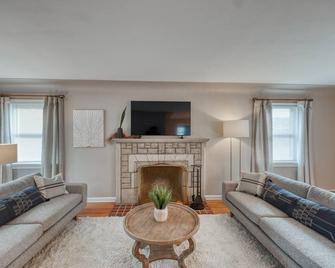 Downtown Midcentury Home- Walk to Everything! - Maryville - Sala de estar