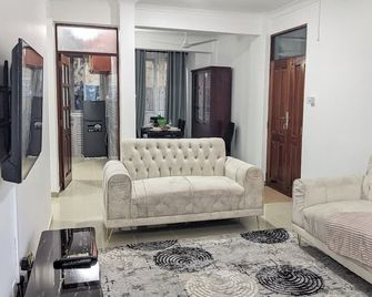 Spacious Apartment in Dar es Salaam with City Views - Dar es Salaam - Pokój dzienny