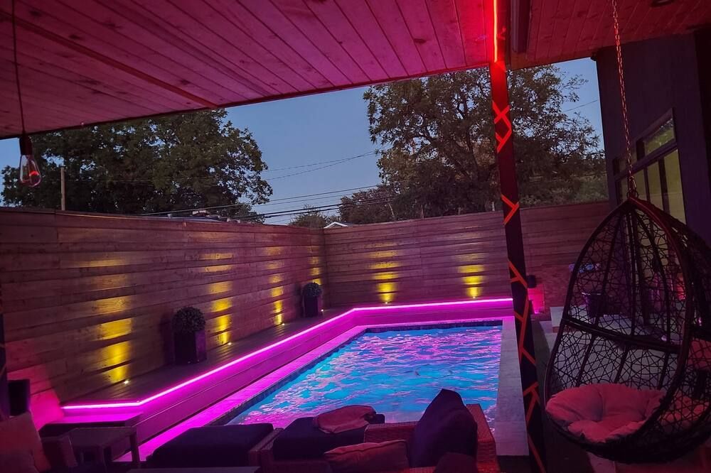 Modern house with pool that will make you feel like a celebrity at home. - Dallas - Zwembad