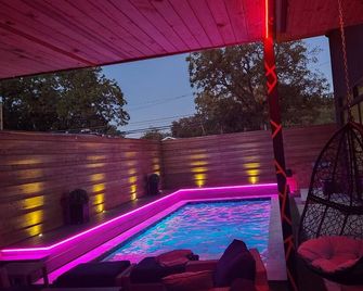 Modern house with pool that will make you feel like a celebrity at home. - Dallas - Piscina