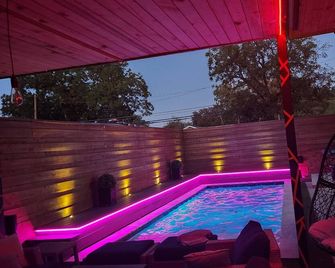 Modern house with pool that will make you feel like a celebrity at home. - Dallas - Zwembad