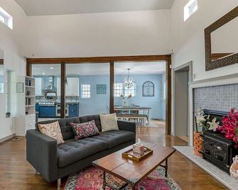 Norfolk Beach Casita + Fenced Yard + Dogs - Norfolk - Living room