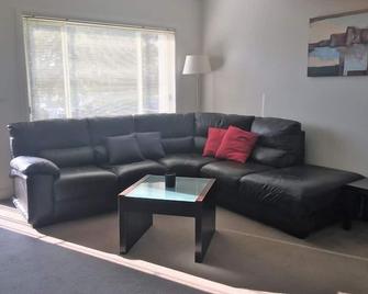 Travers Street Apartment - Wagga Wagga - Living room