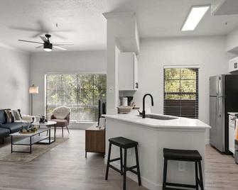 CozySuites Chandler 2BR with 2 pools & Jacuzzi! - Chandler - Living room