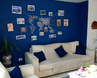 Dar El Bhar: Cute Beach Nest Close To Everything - La Marsa - Living room