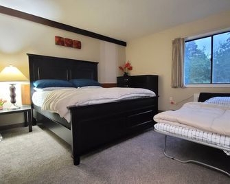2 bed/2bathroom condo w/pool - 5 min to Weirs Beach, Lake Winnipesaukee - Laconia - Bedroom